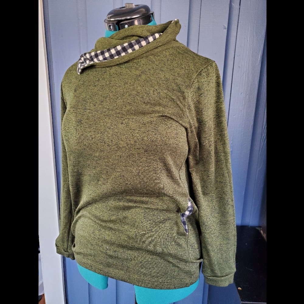 Green Sweater with pockets!